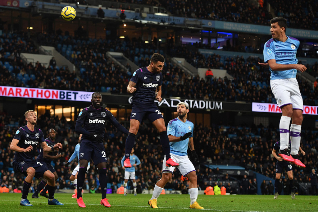Dominasi Man City akhirnya bisa membuahkan gol. Dalam situasi sepak pojok, tendangan sudut Kevin De Bruyne berhasil disundul Rodri Hernandez untuk merobek gawang West Ham United pada menit ke-30.