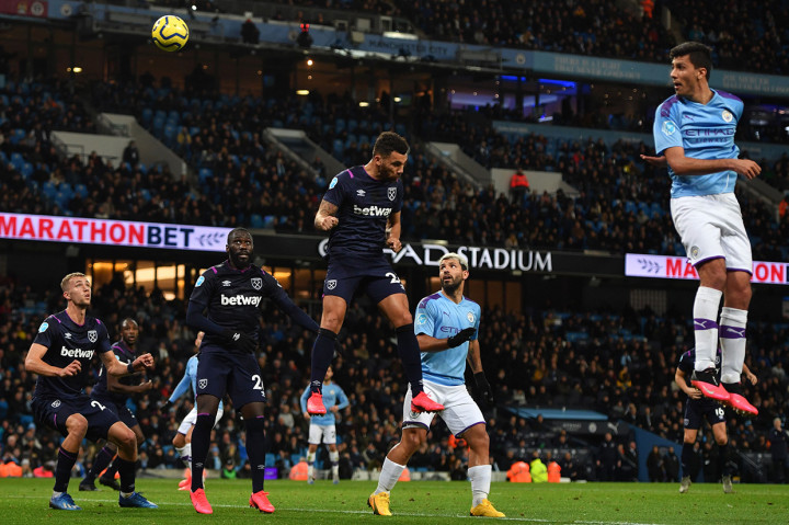 Dominasi Man City akhirnya bisa membuahkan gol. Dalam situasi sepak pojok, tendangan sudut Kevin De Bruyne berhasil disundul Rodri Hernandez untuk merobek gawang West Ham United pada menit ke-30.
