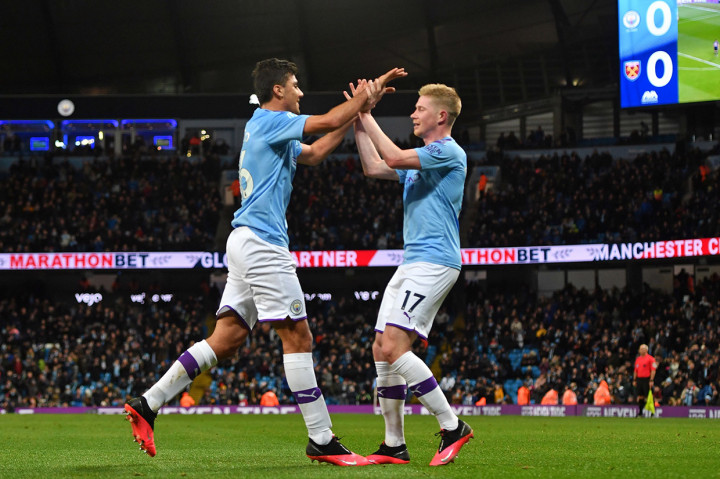 Rodri melakukan selebrasi bersama De Bruyne.