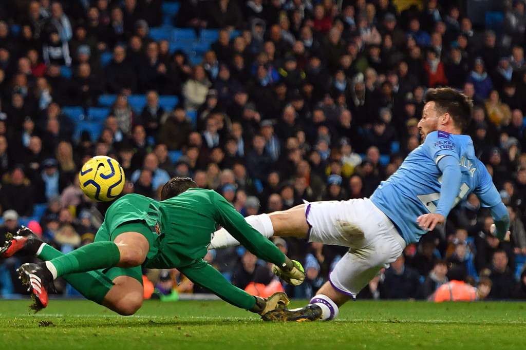 Delapan menit kemudian David Silva hampir menggandakan keunggulan City, tetapi tembakannya yang sudah gagal diantisipasi kiper Lukasz Fabianski masih melenceng tipis di sisi gawang. Skor 1-0 bertahan hingga jeda.