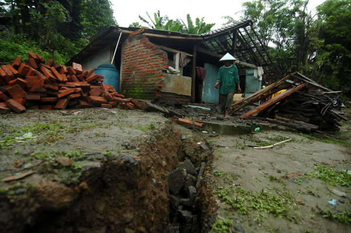 Sejumlah warga memperbaiki sebuah rumah yang rusak akibat tanah bergerak di Desa Padasari, Kabupaten Tegal, Jawa Tengah.