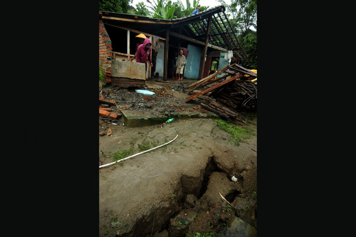 Pergerakan tanah tersebut mengakibatkan enam rumah rusak dan 17 warga terpaksa mengungsi ke tempat yang lebih aman.