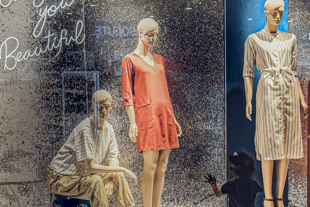 Fast fashion lebih kurang diterjemahkan sebagai busana murah dengan waktu edar singkat dengan model berlimpah yang mengikuti tren terbaru. Menurut penulis buku 'Overdressed: The Shockingly High Cost of Cheap Fashion', Elizabeth Cline, keterjangkauan harga dan cepatnya produksi model busana terbaru membuat pergeseran nilai guna dari pakaian menjadi menomorsatukan nilai tanda sebagai bentuk identitas sosial.