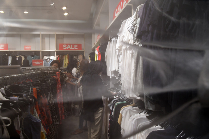 Oleh karena itu, ketika pengguna bosan, mereka tidak merasa sayang membuang isi lemarinya (meski belum lama menggunakannya) untuk diisi dengan koleksi terbaru yang dikeluarkan oleh 'retailer fast fashion'.