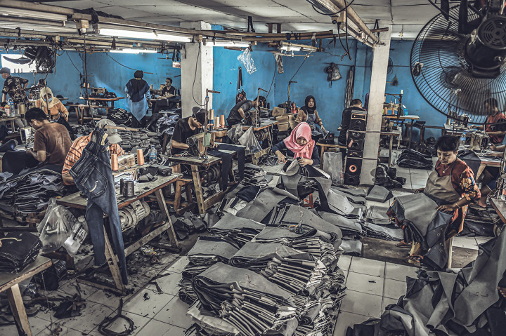 Dana Thomas dalam bukunya 'Fashionopolis' mengatakan beberapa merek 'fast fashion' mungkin tidak mendesain produknya untuk bertahan lama, karena lebih dari 60 persen serat kain yang dibuat saat ini terbuat dari bahan sintetik bukan benang sehingga akan lebih murah memproduksi baju baru daripada mendaur ulang benangnya dari baju bekas. Dan ketika pakaian itu berakhir di tempat pembuangan akhir (TPA), maka pakaian itu akan sulit terurai.