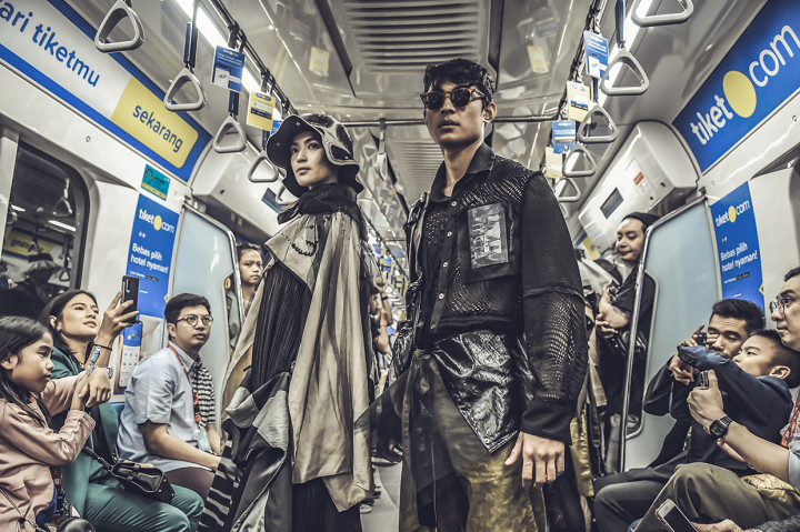 Produsen 'fast fashion' dapat memproduksi hingga 42 model fashion dalam waktu 1 tahun, sehingga dapat berakibat pada kelebihan produksi yang berujung pada pembakaran stok pakaian tidak terjual, seperti yang dilakukan oleh retailer H&M pada 2017 (sekitar 19 ton atau setara 50.000 jeans) dan stok Burberry pada 2018 (senilai USD 38 juta).