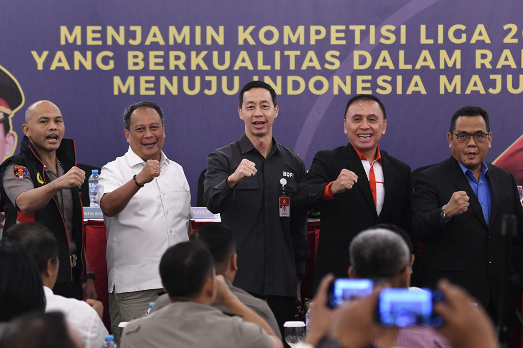 PSSI dan Polri menggelar rapat koordinasi menjelang dimulainya liga sepak bola musim 2020, di Senayan, Jakarta, Kamis, 20 Februari 2020. Rapat dipimpin langsung Ketua Umum PSSI Mochamad Iriawan, dihadiri Direktur PT LIB Cucu Somantri, hingga Ketua Satgas Antimafia Bola Brigjen Hendro Pandowo.