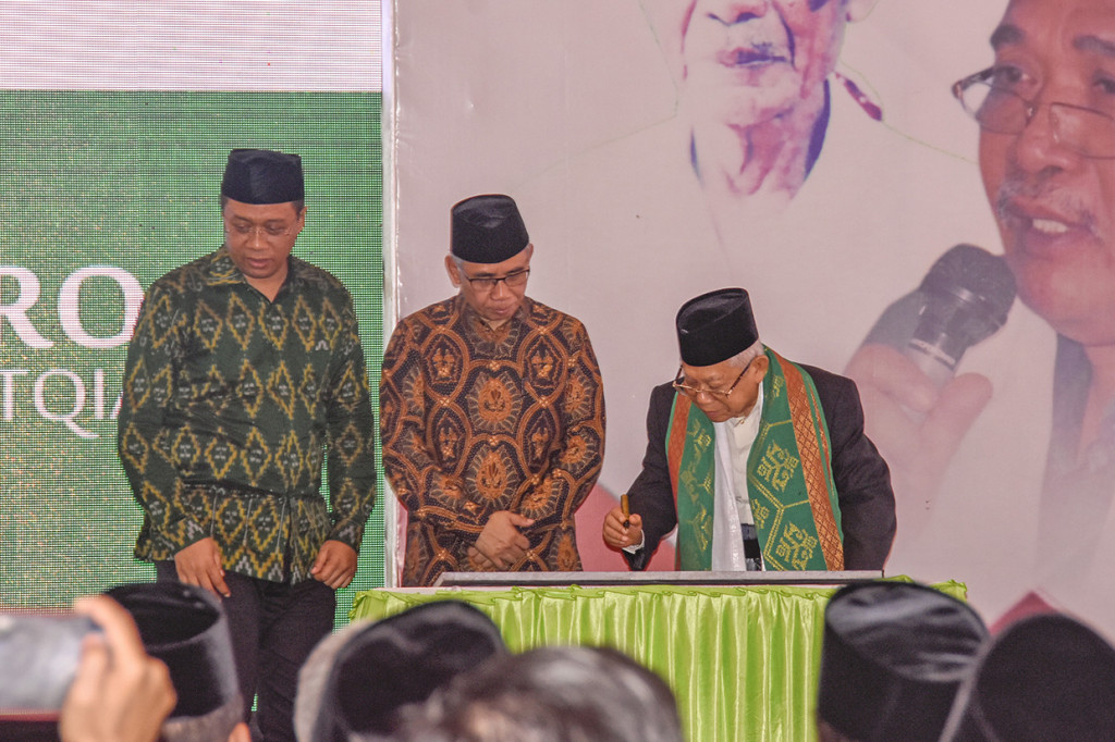 Wakil Presiden Ma'ruf Amin (kanan) disaksikan Ketua Dewan Komisioner Otoritas Jasa Keuangan (OJK) Wimboh Santoso (tengah) dan Gubernur NTB Zulkieflimansyah (kiri) menandatangani prasasti saat peresmian Bank Wakaf Mikro Ahmad Taqiuddin Mansur (ATQIA) di Pondok Pesantren NU Al Mansyuriah Ta'limusshibyan Desa Bonder, Kecamatan Praya Barat, Lombok Tengah, NTB.