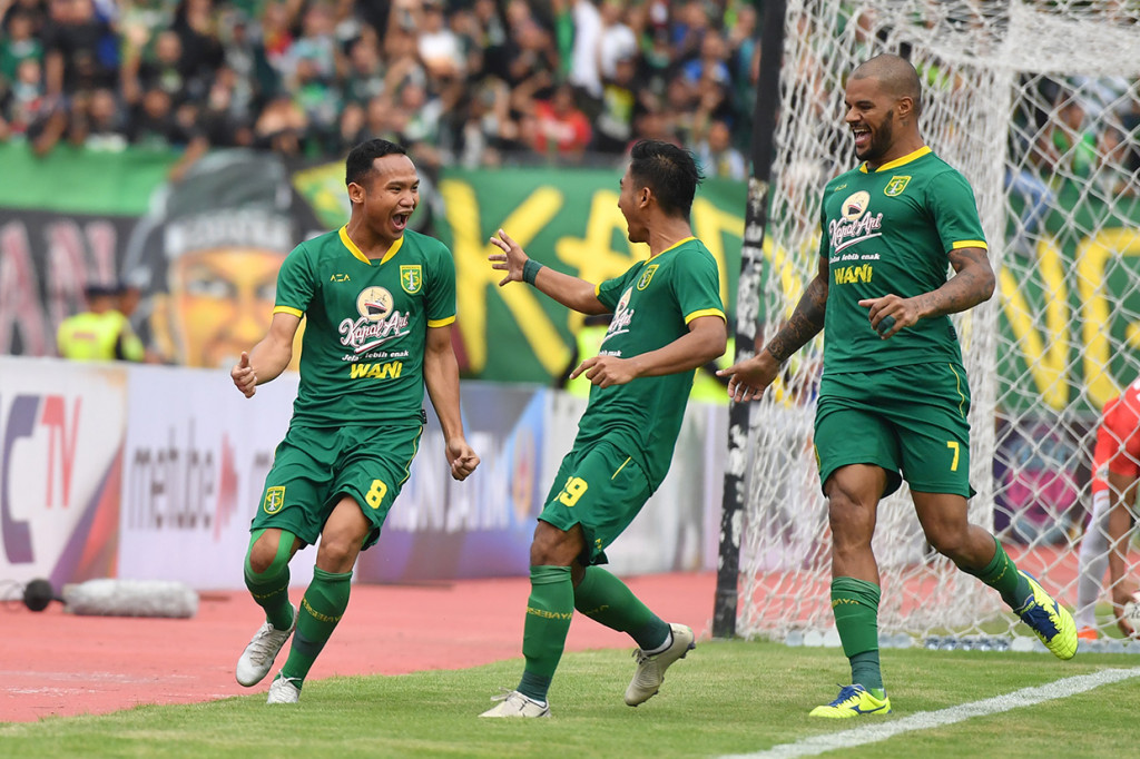 Mendapatkan dukungan penuh dari Bonek, Persebaya begitu dominan atas Persija yang harus bermain dengan 10 pemain sejak pertengahan babak pertama.