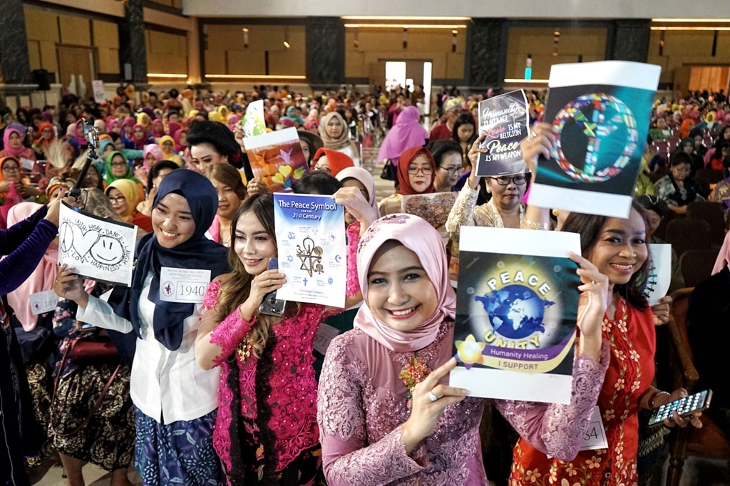 Ribuan perempuan mengenakan pakaian kebaya mengangkat poster perdamaian saat acara wanita berkebaya dengan kain batik Nusantara untuk perdamaian dunia, Royal World Records 2020, di Sleman City Hall, Sleman, D.I Yogyakarta, Kamis, 20 Februari 2020. 