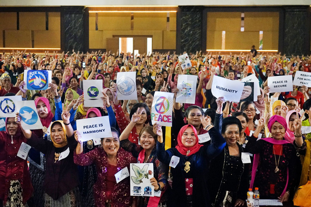 Acara yang menjadi media pelestarian kebaya sebagai pakaian wanita Indonesia dan diikuti lebih dari 2020 peserta itu berhasil memecahkan rekor dunia kategori wanita berkebaya terbanyak dengan pesan perdamaian dari Royal World Records.