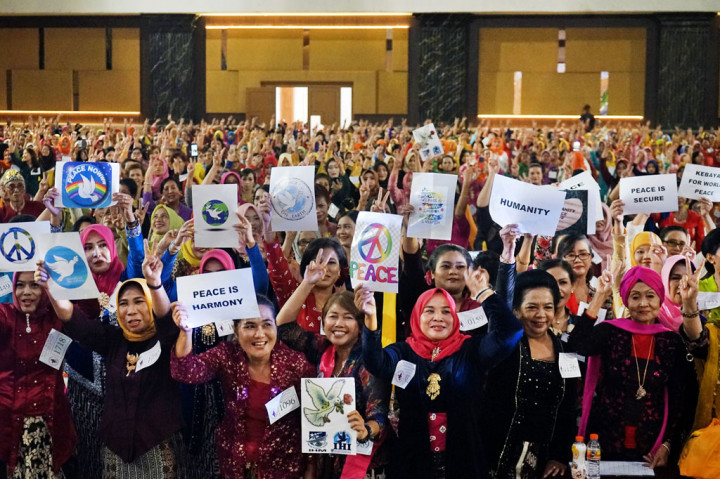 Acara yang menjadi media pelestarian kebaya sebagai pakaian wanita Indonesia dan diikuti lebih dari 2020 peserta itu berhasil memecahkan rekor dunia kategori wanita berkebaya terbanyak dengan pesan perdamaian dari Royal World Records.