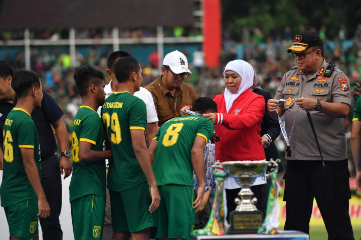 Gubernur Jawa Timur Khofifah Indar Parawansa (kedua kanan) didampingi Kapolda Jawa Timur Irjen Pol Luki Hermawan (kanan) menyerahkan medali penghargaan sebagai juara Piala Gubernur Jawa Tiimur 2020 kepada pesepakbola Persebaya di Stadion Gelora Delta Sidoarjo, Jawa Timur.