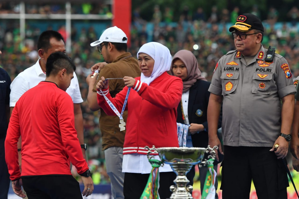 Gubernur Jawa Timur Khofifah Indar Parawansa (kedua kanan) didampingi Kapolda Jawa Timur Irjen Pol Luki Hermawan (kanan) menyerahkan medali Pemenang kedua Piala Gubernur Jawa Timur 2020 kepada Manajer Persija Bambang Pamungkas (kiri) di podium Stadion Gelora Delta Sidoarjo, Jawa Timur.
