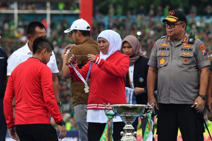 Gubernur Jawa Timur Khofifah Indar Parawansa (kedua kanan) didampingi Kapolda Jawa Timur Irjen Pol Luki Hermawan (kanan) menyerahkan medali Pemenang kedua Piala Gubernur Jawa Timur 2020 kepada Manajer Persija Bambang Pamungkas (kiri) di podium Stadion Gelora Delta Sidoarjo, Jawa Timur.