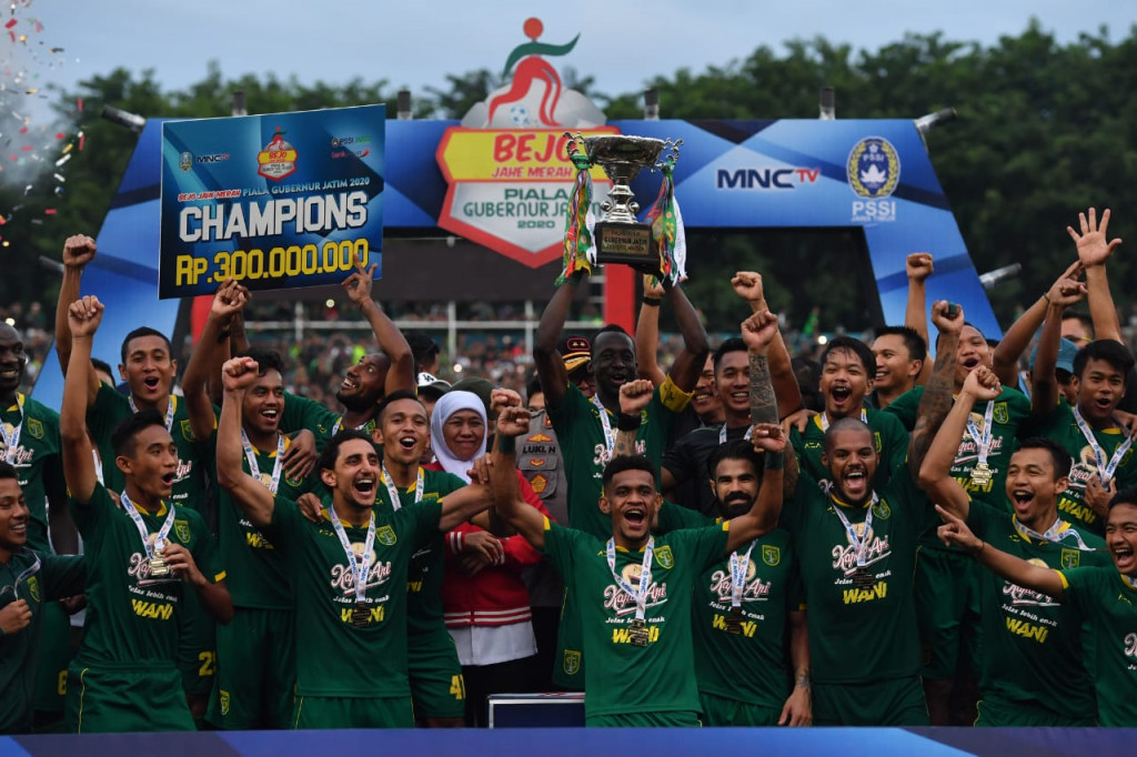 Gubernur Jawa Timur Khofifah Indar Parawansa (tengah) bersama tim Persebaya melakukan selebrasi usai menyerahkan Piala Gubernur Jawa Timur 2020 di Stadion Gelora Delta Sidoarjo, Jawa Timur.