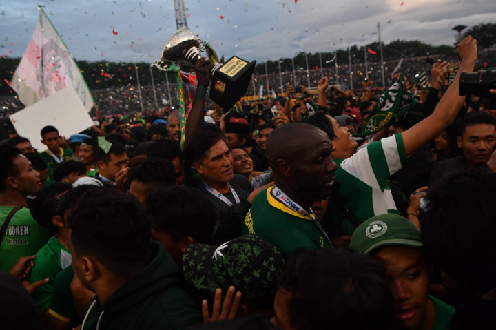 Sejumlah suporter Persebaya berusaha berswafoto dengan pesepakbola Persebaya usai menerima Piala Gubernur Jawa Timur 2020 di Stadion Gelora Delta Sidoarjo, Jawa Timur.