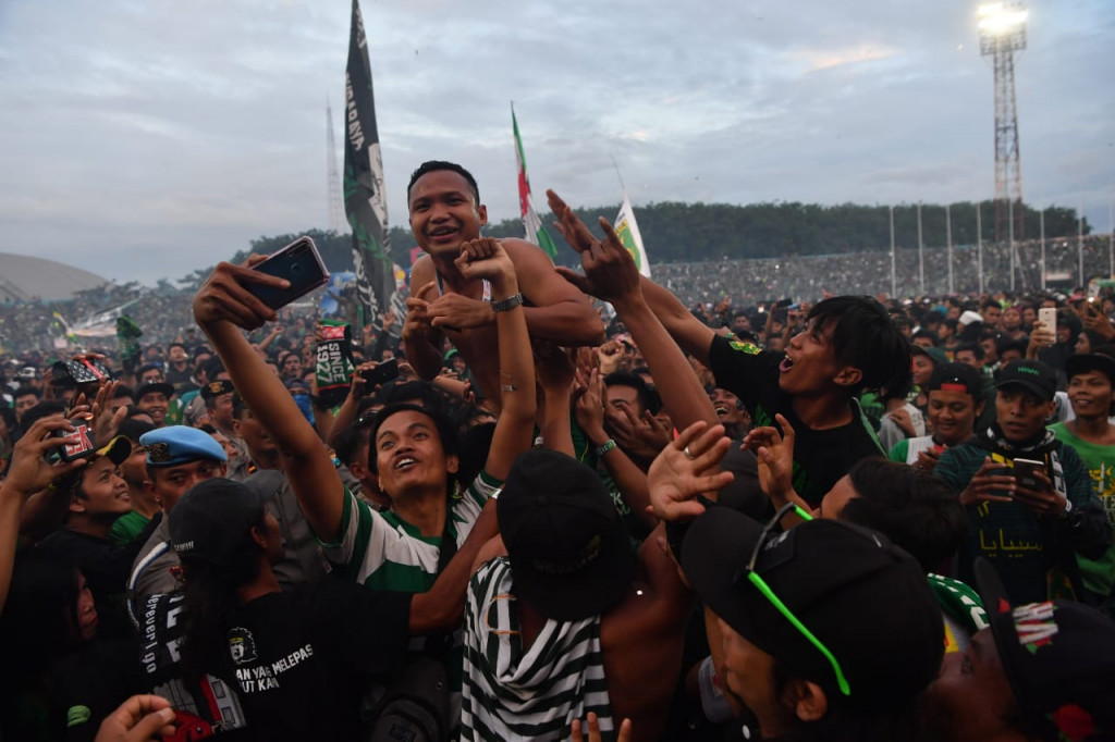 Pesepakbola Persebaya Oktavianus Fernando (tengah) diangkat para suporter usai menerima penghargaan sebagai juara Piala Gubernur Jawa Timur 2020 di Stadion Gelora Delta Sidoarjo, Jawa Timur.