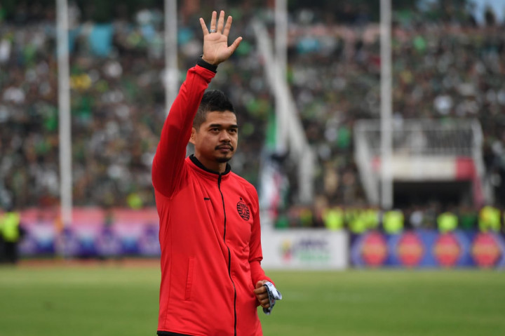 Manajer Persija Bambang Pamungkas melambaikan tangan usai menerima medali penghargaan Pemenang kedua Piala Gubernur Jawa Timur 2020 di Stadion Gelora Delta Sidoarjo, Jawa Timur.