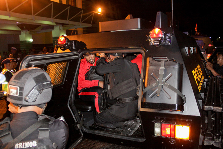 Pesepakbola Persija memasuki kendaraan taktis Barracuda milik kepolisian seusai pertandingan final Piala Gubernur Jawa Timur melawan Persebaya di Gelora Delta, Sidoarjo, Jawa Timur. 
