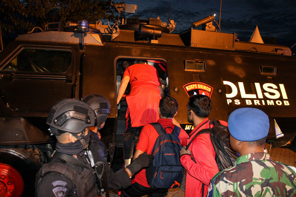 Pesepakbola Persija memasuki kendaraan taktis Barracuda milik kepolisian seusai pertandingan final Piala Gubernur Jawa Timur melawan Persebaya di Gelora Delta, Sidoarjo, Jawa Timur. 