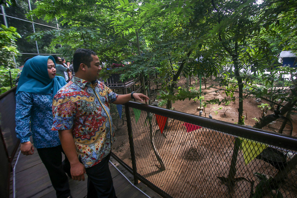Wali Kota Tangerang Arief Wismansyah (kanan) berjalan mengelilingi hutan kota saat peresmian di Jalan Daan Mogot, Kota Tangerang, Banten. 