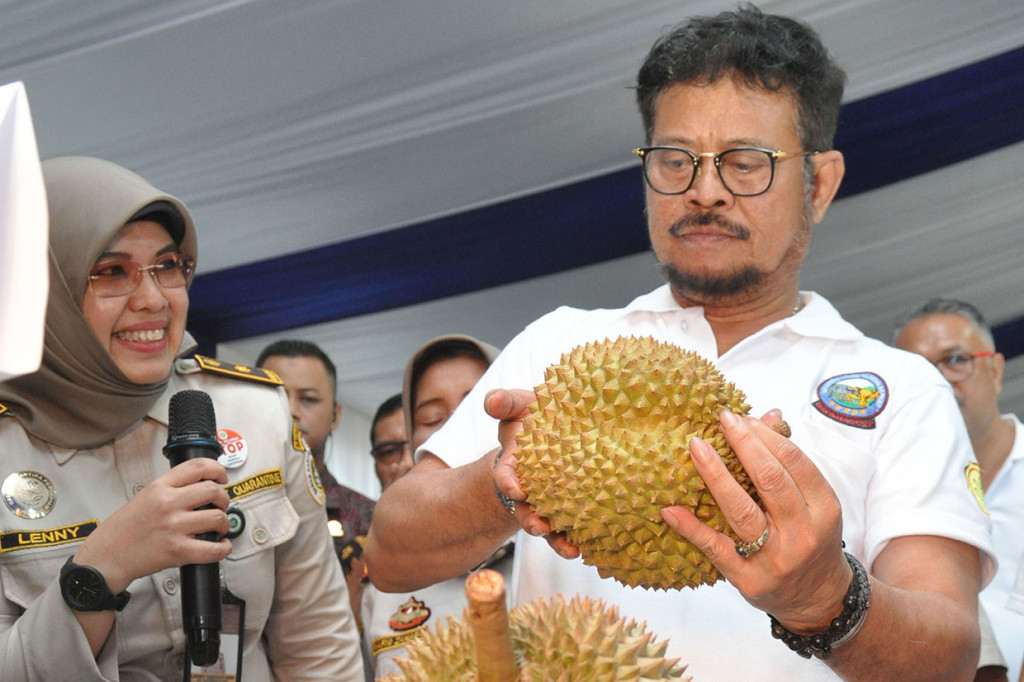 Menteri Pertanian (Mentan) Syahrul Yasin Limpo melihat buah durian siap ekspor saat kegiatan pelepasan ekspor komoditas pertanian asal Sumut di Medan, Sumatera Utara.