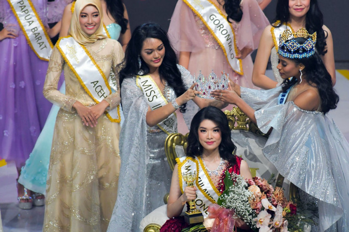 Miss World 2019 asal Jamaika, Tony Ann-Singh (kanan) didampingi Miss Indonesia 2019 Princess Megonondo (kedua kiri) menyematkan mahkota Miss Indonesia 2020 pada finalis asal Sulawesi Selatan, Pricilia Carla Yules saat malam puncak 'Miss Indonesia 2020' di Jakarta, Kamis, 20 Februari 2020. 