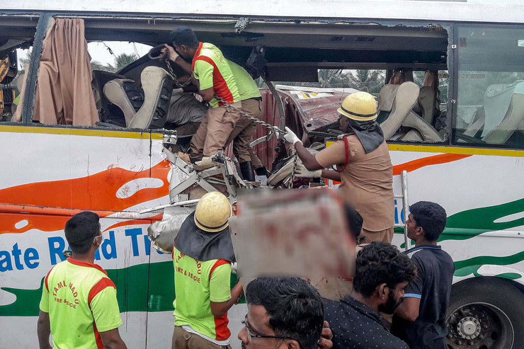 Tabrakan bus yang membawa 48 penumpang dengan sebuah truk di Tirupur negara bagian Tamil Nadu, Kamis, 20 Februari 2020 tersebut mengakibatkan sedikitnya 19 orang tewas.
