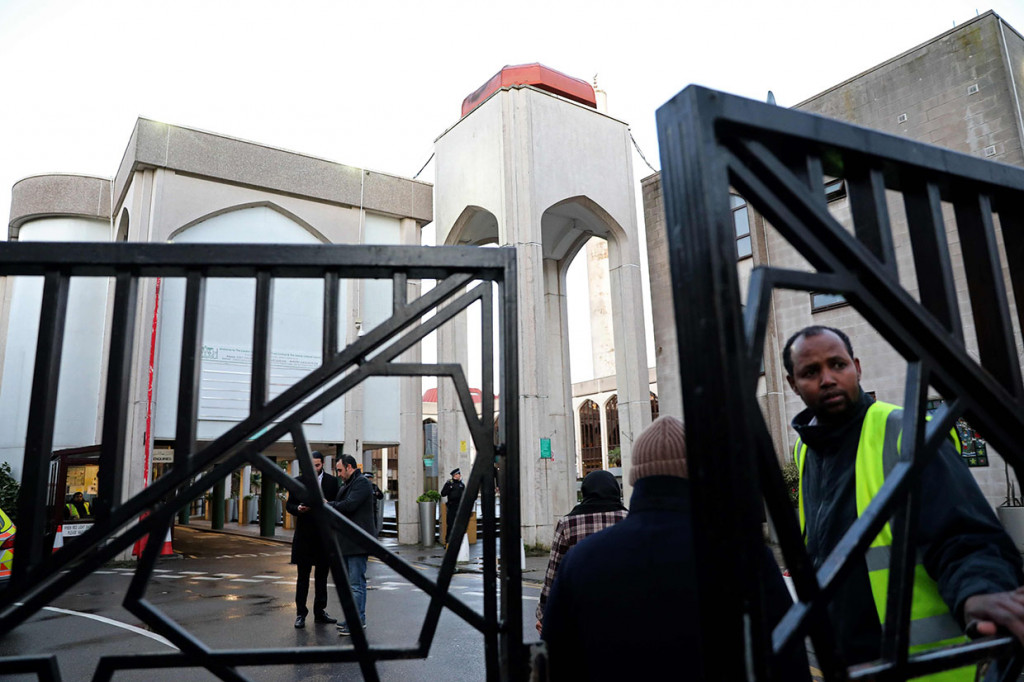 Seorang petugas berjaga-jaga di pintu gerbang London Central Mosque, lokasi terjadinya penikaman terhadap seorang muazin di dekat Regent Park, London, Kamis, 20 Februari 2020 waktu setempat.