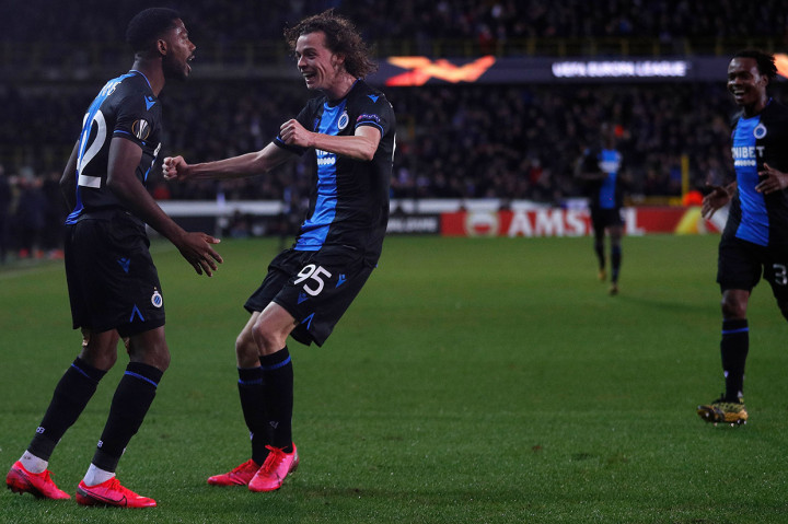 Terus menyerang, tuan rumah akhirnya unggul terlebih dahulu lewat cungkilan Emmanuel Dennis pada menit ke-15. Kiper MU Sergio Romero yang terlanjur meninggalkan kotak penalti untuk menghentikan pergerakan Dennis, hanya bisa pasrah setelah bola melewati kepalanya dan bersarang di gawang yang kosong.