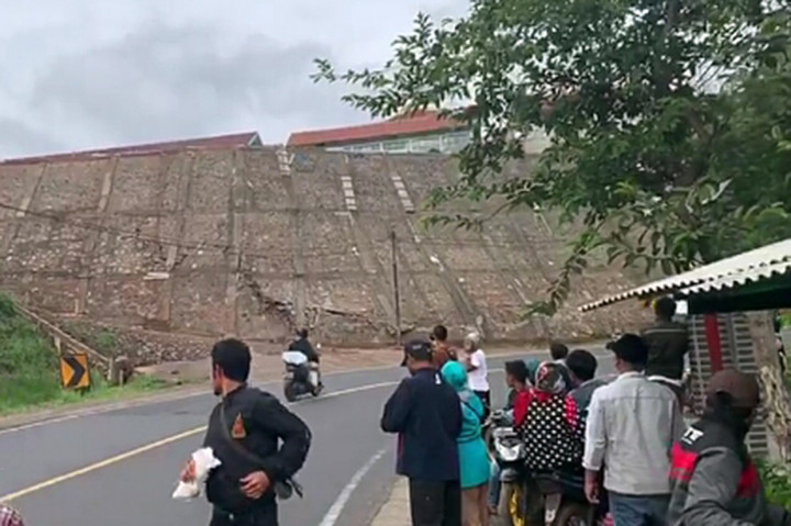 Kepanikan warga terjadi setelah melihat tebing setinggi sekitar 10 meter di ruas jalan nasional tepatnya di kawasan Cijolang, Kecamatan Limbangan, Kabupaten Garut, longsor, Jumat, 21 Februari 2020 sekitar pukul 08.00 WIB. 