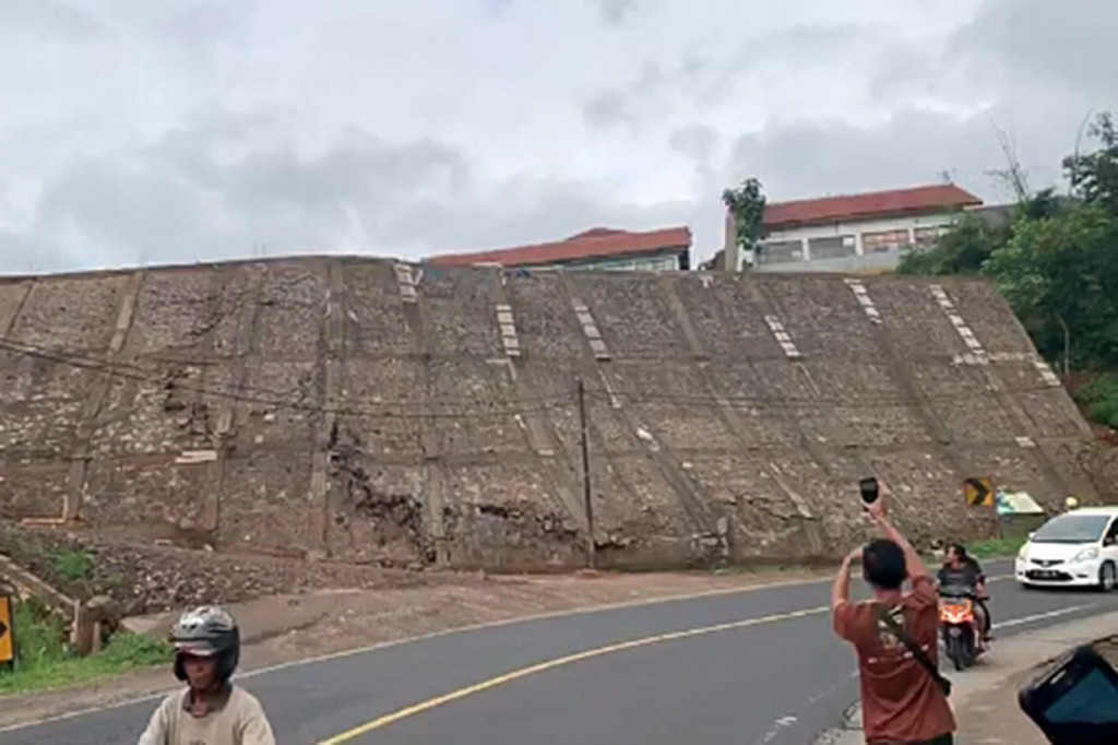 Longsoran tanah beserta jebolnya tembok penahan tebing itu terjadi di Perum Pondok Indah Palasari Cijolang, Kampung/Desa Cijolang, Limbangan, Garut. 