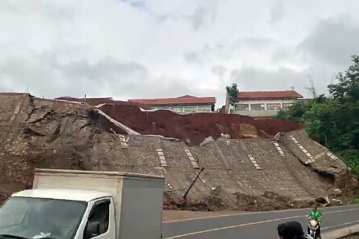 Longsor terjadi pascagempa magnitudo 4,9 yang mengguncang Tasikmalaya pada pukul 07.57 WIB. Pusat gempa berada di koordinat 8.17 LS - 107.5 BT dengan episenter berada di 112 km dari barat daya pusat Kabupaten Tasikmalaya. Kedalaman gempa 11 km.