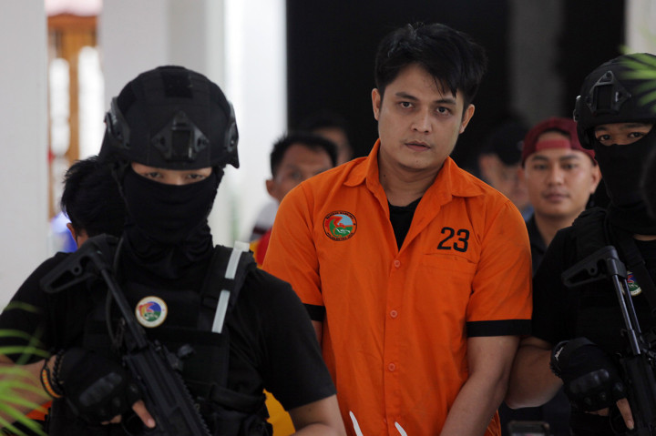 Atas perbuatannya, Farhan dan tersangka G dijerat Pasal 114 subsider Pasal 112 Undang-Undang Nomor 35 Tahun 2009 tentang Narkotika dengan ancaman hukuman minimal 5 tahun penjara dan paling lama 20 tahun penjara.