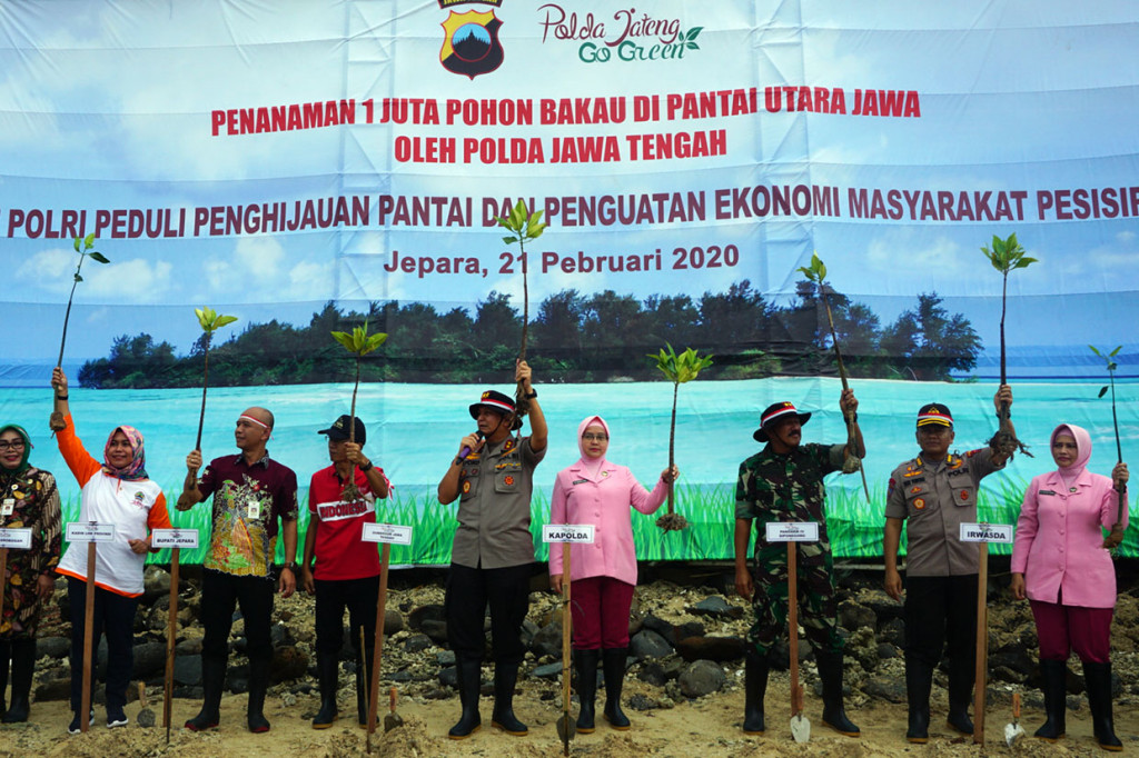 Kapolda Jawa Tengah Irjen Rycko Amelza Dahniel bersama Pangdam IV/ Diponegoro Mayjen Mochammad Effendi bersama elemen masyarakat menanam satu juta mangrove di Pantai Pungkruk, Jepara, Jumat, 21 Februari 2020.