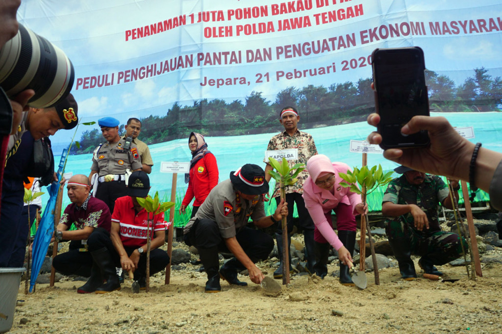 Penanaman mangrove tersebut juga dihadiri beberapa pejabat,  di antaranya Plh. Sekda Provinsi Jateng Haru Setiadie, Dandim dan Kapolres ekswil Pati, Bupati Jepara dan Grobogan beserta jajaran.
