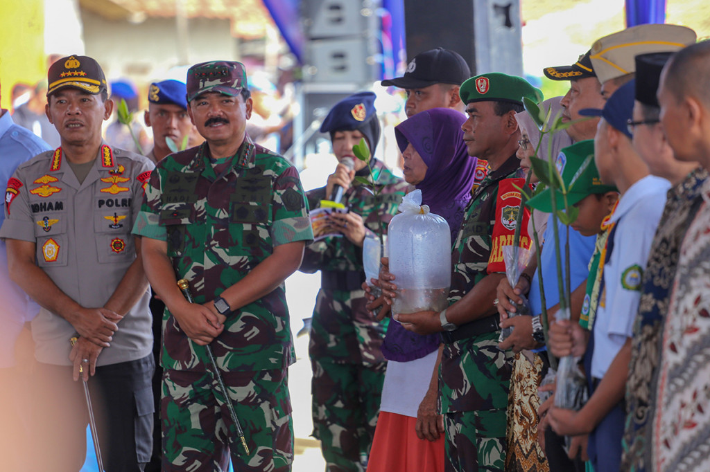 Penanaman 20 ribu pohon mangrove dan penyebaran 10.000 bibit ikan berbagai jenis tersebut juga dilakukan serentak seluruh Indonesia. Tujuannya untuk mengajak serta masyarakat dan generasi muda untuk peduli terhadap lingkungan. ANTARA FOTO/Fauzan
