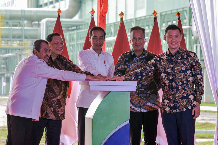 Presiden Joko Widodo bersama Menteri Perindustrian Agus Gumiwang Kartasasmita (kedua kanan), Gubernur Riau Syamsuar (kiri), Chairman Royal Golden Eagle/RGE Sukanto Tanoto (kedua kiri) dan Direktur RGE Anderson Tanoto (kanan), menekan tombol peresmian pabrik Asia Pacific Rayon (APR) di Kabupaten Pelalawan, Riau, Jumat, 21 Februari 2020.