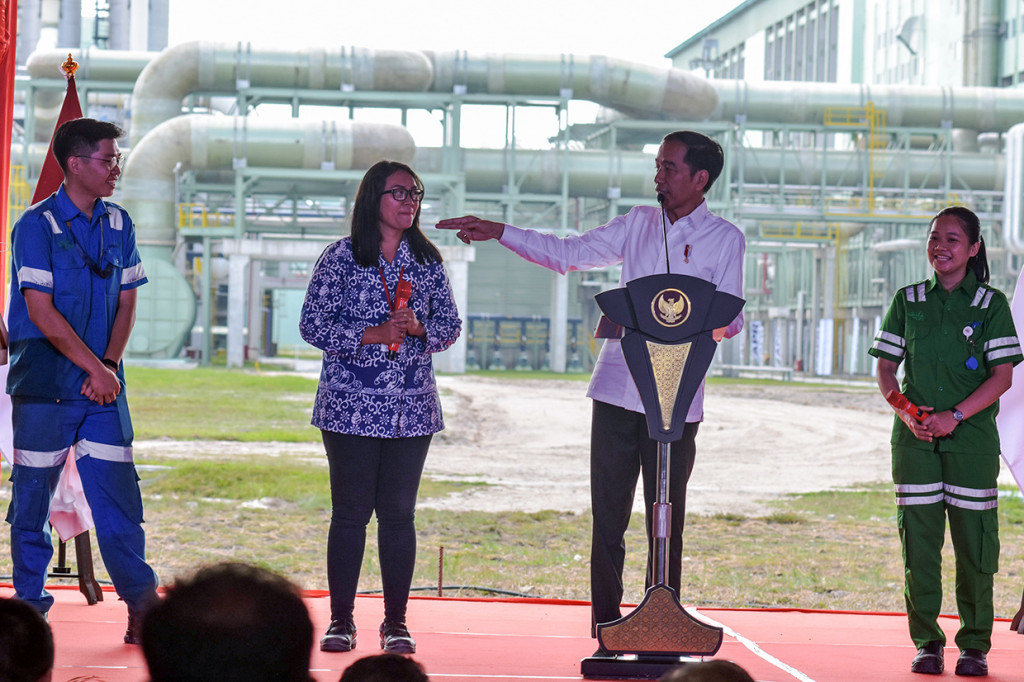 Di sela peresmian tersebut, Presiden Jokowi juga sempat berdialog dengan pekerja, berfoto bersama, dan melepas keberangkatan dua truk kontainer rayon APR yang diekspor ke Turki.