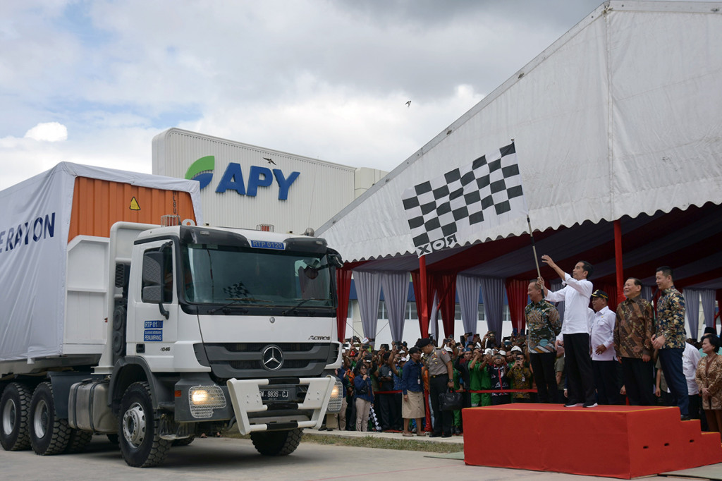 Presiden Jokowi mengibarkan bendera saat melepas keberangkatan truk kontainer berisi serat rayon untuk diekspor ke Turki sebanyak 10.190 ton serta pengiriman ke Jawa Tengah sebesar 12 ribu ton.