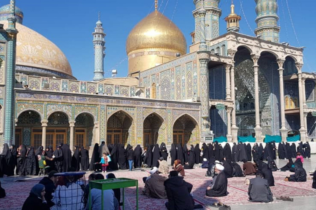Warga Iran antre untuk menyalurkan hak politiknya pada pemilihan Anggota Majelis Syura Islam ke-11 di Teheran, Jumat, 21 Februari 2020.