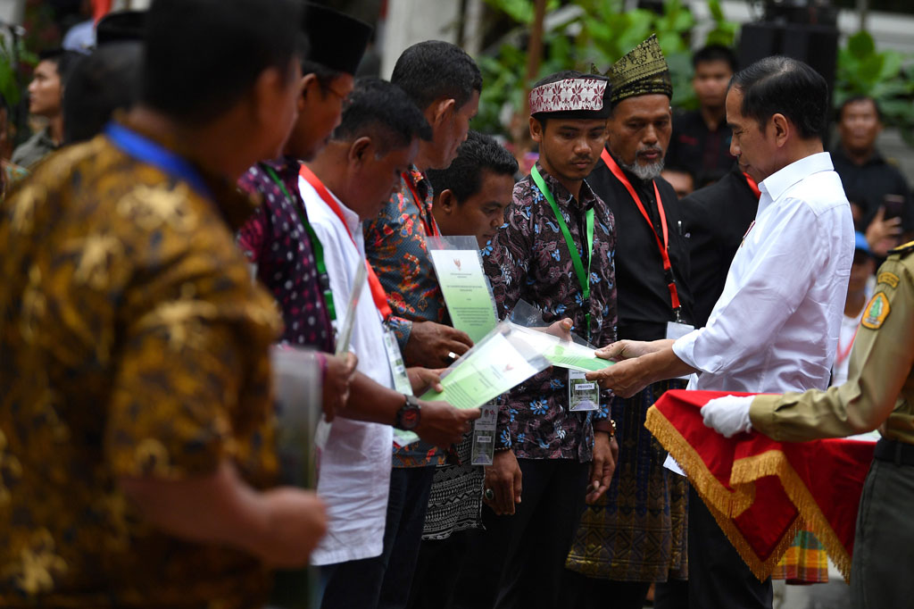 Presiden menyerahkan 41 SK Perhutanan Sosial untuk 20.890 keluarga di Provinsi Riau, yang mencakup pengelolaan lahan seluas 73.670 hektare lahan, yang berupa 39 SK hutan desa dan hutan kemasyarakatan serta 2 hutan adat.