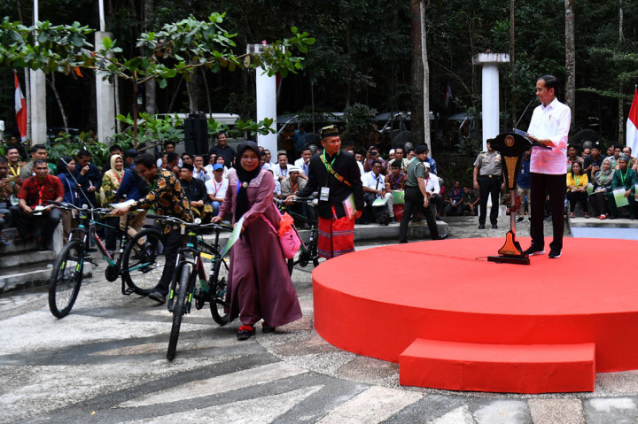 Seperti biasa, dalam berbagai acara Presiden selalu memberikan kuis kepada warga. Warga yang bisa menjawab pertanyaan dari Jokowi mendapatkan hadiah berupa sepeda.