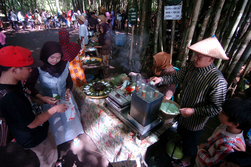 Sejumlah pengunjung tengah membeli makanan tradisional di bawah pohon bambu (pring) di Desa Wisata Pasar Slumpring, Desa Cempaka, Kabupaten Tegal, Jawa Tengah, Minggu. 