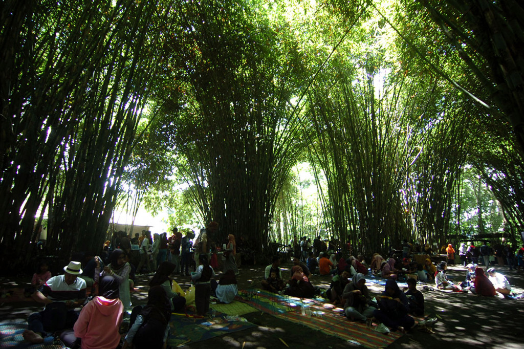 Pasar Slumpring khas dengan tanaman pring (bambu) hanya buka setiap hari Minggu pada pukul 07.00-12.00 WIB dengan 40 pedagang makanan dan minuman tradisional. Transaksi pembayaran tidak memakai uang, tetapi koin yang terbuat dari bambu yang ditukarkan pengunjung dengan harga Rp2.500 per koin.