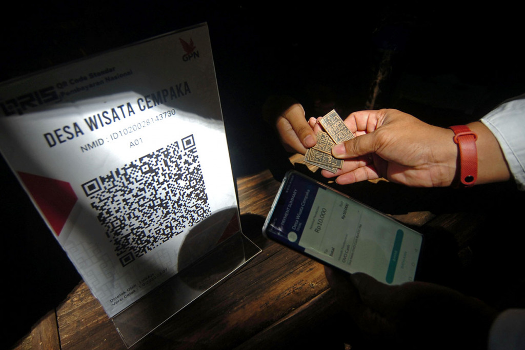 Di Desa Wisata Pasar Slumpring pengunjung dapat menukarkan koin yang terbuat dari bambu melalui aplikasi uang elektronik 'server based', dompet elektronik, dan mobile banking. Setiap pengunjung cukup menyiapkan dompet digital untuk kemudian melakukan scanning pada logo barcode.