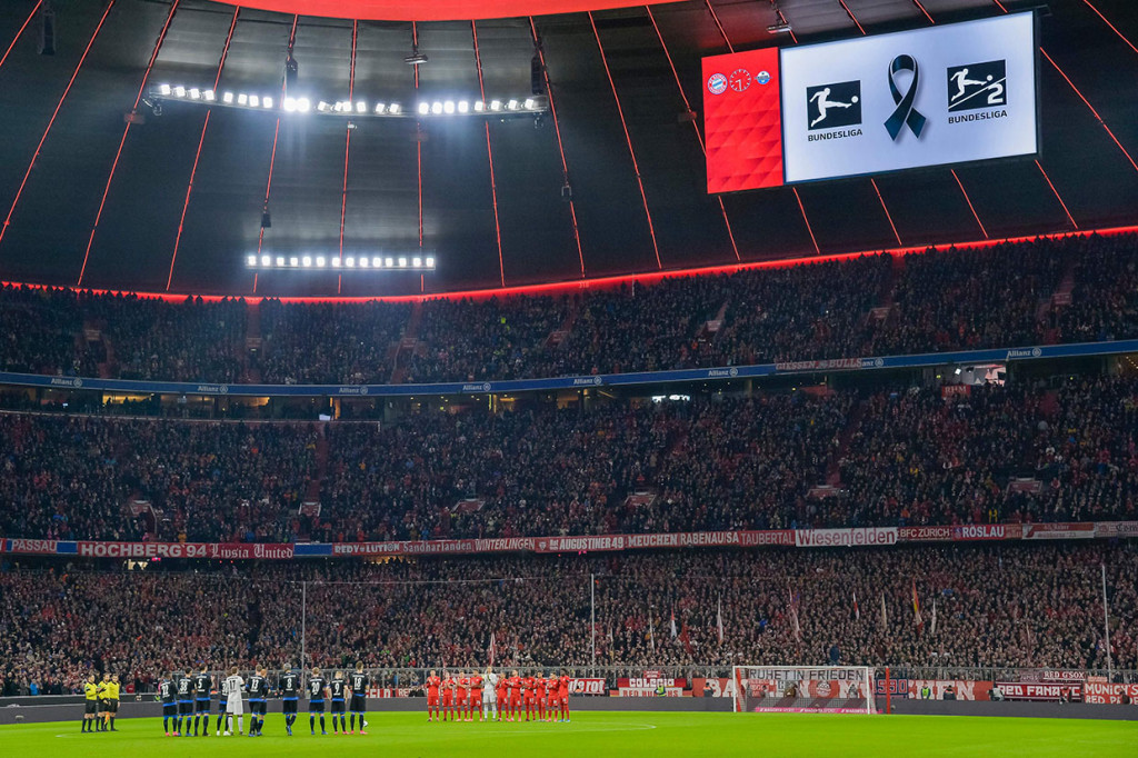 Laga Bayern Muenchen melawan Paderborn di Allianz Arena, Munich, diawali mengheningkan cipta untuk para korban penembakan di Kota Hanau yang mengakibatkan 9 orang tewas dua hari lalu.