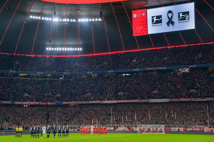 Laga Bayern Muenchen melawan Paderborn di Allianz Arena, Munich, diawali mengheningkan cipta untuk para korban penembakan di Kota Hanau yang mengakibatkan 9 orang tewas dua hari lalu.