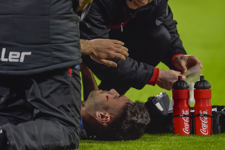 Pada menit ke-13 pemain belakang Paderborn Gerrit Holtmann harus mendapatkan perawatan medis setelah bertabrakan dengan gelandang tuan rumah Coutinho.